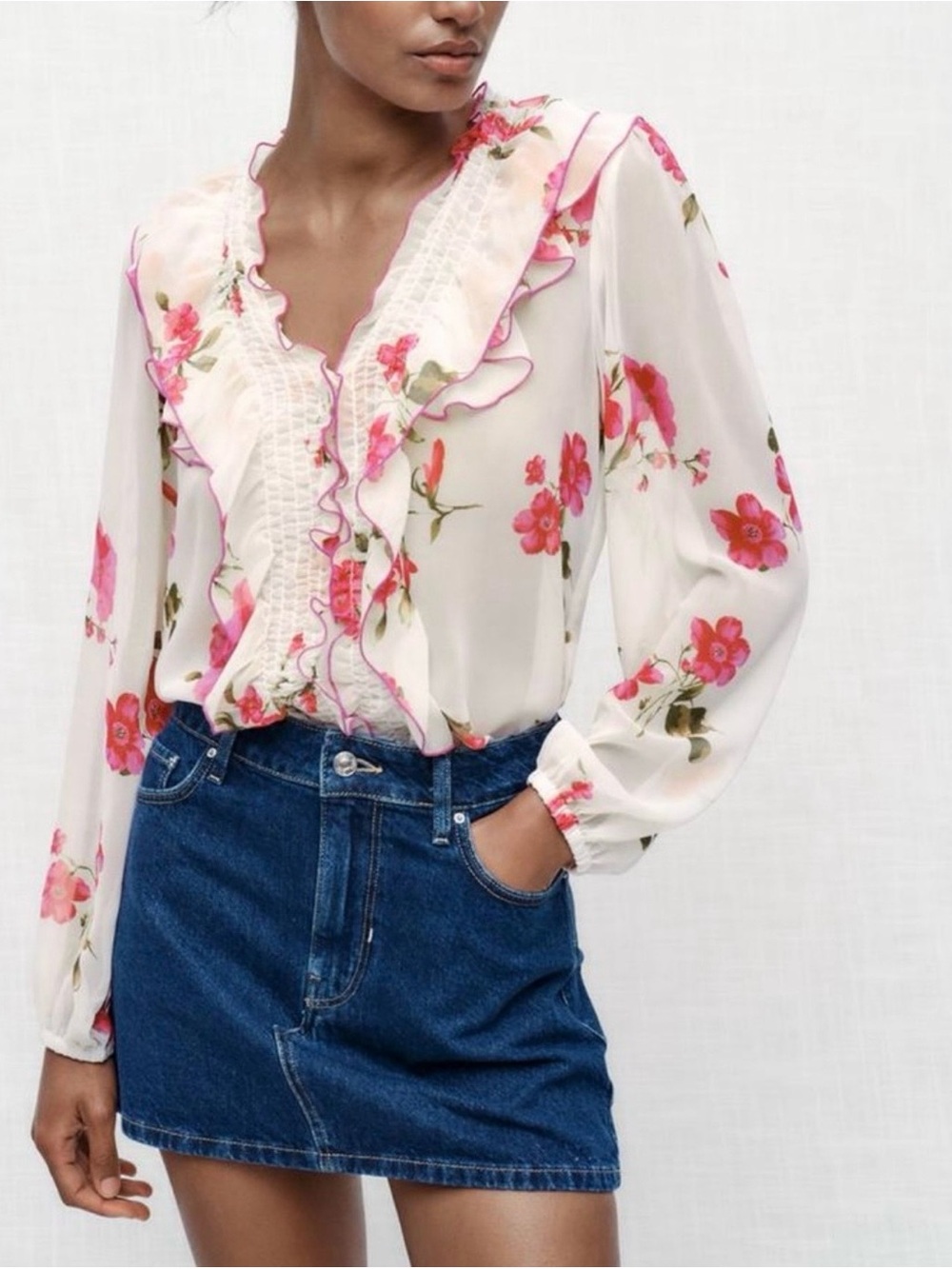 ZARA Ruffled Floral V-Neck Long Sleeve Blouse
Floral Pink Multicolored Size XL